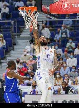 Madrid, Spanien. 30. September 2021; Madrid, Spanien: Euroleague Basketball, Real Madrid gegen Anadolu Efes Istanbul; Vincent Poirier vom Team Real Madrid während des ersten Matchtages zwischen Real Madrid und Anadolu Efes Istanbul Credit: Action Plus Sports Images/Alamy Live News Stockfoto