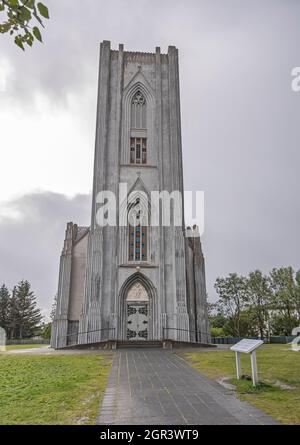 Außenansicht der Christ the King Cathedral (Landakotskirkja) in Reykjavik, Island Stockfoto