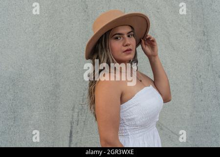 Straßenportrait einer hispanischen Frau in einem Sombrero. Platz für Text Stockfoto