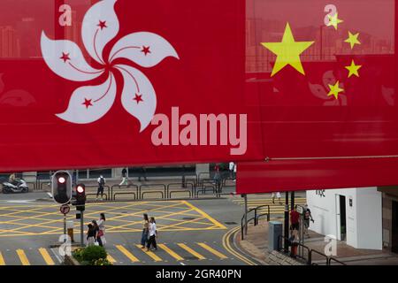 Hongkong, Hongkong. September 2021. Vor dem Nationalfeiertag wurden in Tsim Sha Tsui chinesische und Hongkonger Flaggen aufgehängt.während der Pandemie-Maßnahmen der COVID 19 und des nationalen Sicherheitsgesetzes gegen die demokratische Bewegung Hongkongs wurden zahlreiche Flaggen in der Stadt als Propaganda zur Feier des 72. Nationalen Tages Chinas eingesetzt. Kredit: SOPA Images Limited/Alamy Live Nachrichten Stockfoto