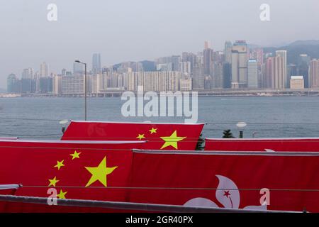 Hongkong, Hongkong. September 2021. Vor dem Nationalfeiertag werden in Tsim Sha Tsui Flaggen von China und Hongkong aufgehängt.Angesichts der Pandemie des COVID 19 und des nationalen Sicherheitsgesetzes, das gegen die demokratische Bewegung Hongkongs vorgeht, wurden zahlreiche Flaggen in der Stadt als Propaganda zur Feier des 72. Nationalen Tages Chinas aufgehängt. Kredit: SOPA Images Limited/Alamy Live Nachrichten Stockfoto