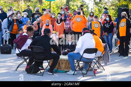 Toronto, Kanada. September 2021. Eine indigene Band tritt am 30. September 2021 bei einer Gedenkveranstaltung während des Ersten Nationalen Tages für Wahrheit und Versöhnung in Toronto, Ontario, Kanada, auf. Kanada hat am Donnerstag seinen ersten nationalen Tag für Wahrheit und Versöhnung begangen, um verlorene Kinder und Überlebende des berüchtigten indigenen Wohnschulsystems im Land zu ehren. Quelle: Zou Zheng/Xinhua/Alamy Live News Stockfoto