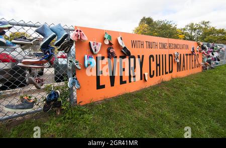 Toronto, Kanada. September 2021. Ein Schild mit der Aufschrift „JEDES KIND IST WICHTIG“ und Schuhe werden am 30. September 2021 am ersten Nationalen Tag für Wahrheit und Versöhnung in Toronto, Ontario, Kanada, an einem Zaun in einer Schule gesehen. Kanada hat am Donnerstag seinen ersten nationalen Tag für Wahrheit und Versöhnung begangen, um verlorene Kinder und Überlebende des berüchtigten indigenen Wohnschulsystems im Land zu ehren. Quelle: Zou Zheng/Xinhua/Alamy Live News Stockfoto