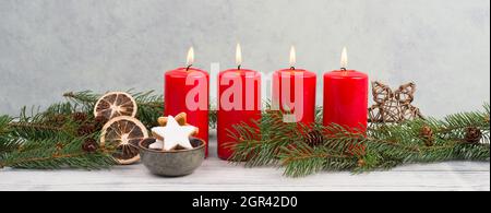 Rote Kerzen auf einem Adventskranz, weihnachtsdekoration mit Kerzenlicht Stockfoto