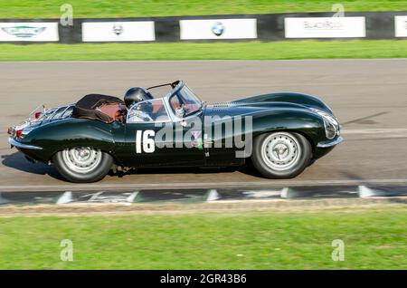 1957 Jaguar XKSS, Straßenversion des Jaguar D Type Classic, Oldtimer-Rennwagens, Rennen im Lavant Cup beim Goodwood Revival 2014 Stockfoto