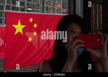 Hongkong, Hongkong. September 2021. Eine Frau fotografiert vor dem Nationalfeiertag die chinesischen Flaggen bei Tsim Sha Tsui.Angesichts der Pandemie des COVID 19 und des nationalen Sicherheitsgesetzes, das gegen die demokratische Bewegung Hongkongs vorgeht, wurden zahlreiche Flaggen in der Stadt als Propaganda zur Feier des 72. Nationalfeiertags eingesetzt. (Foto von Alex Chan Tsz Yuk/SOPA Images/Sipa USA) Quelle: SIPA USA/Alamy Live News Stockfoto