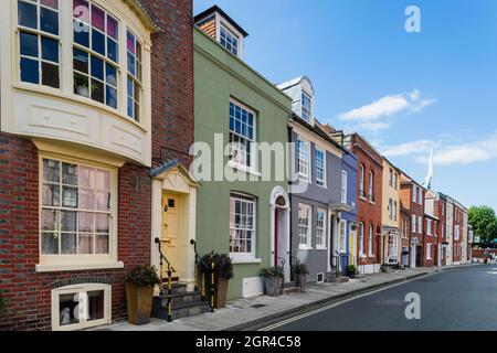 England, Hampshire, Portsmouth, Old Portsmouth, farbenfrohe Gebäude aus der Georgian Era in der Lombard Street Stockfoto