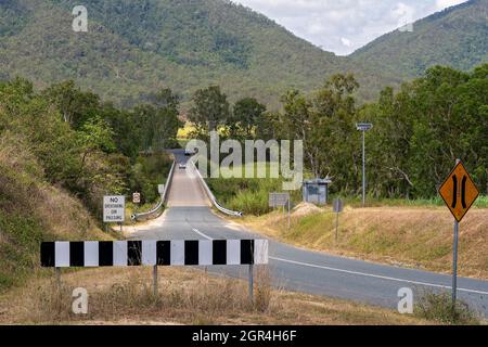 Autos, die über eine Brücke fahren, ohne Überholmanschaft oder vorbeifahrende Landschaft Stockfoto