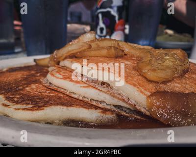 Nahaufnahme von flauschigen Pfannkuchen mit karamellisierten Bananen darauf Stockfoto