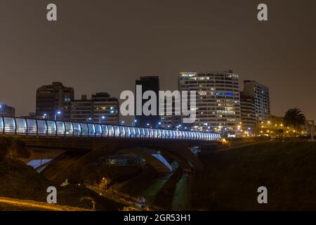 Nachtansicht der Villena Rey Brücke im Stadtteil Miraflores von Lima, Peru Stockfoto