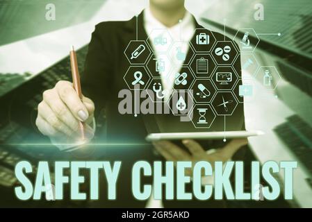 Schild mit der Sicherheits-Checkliste. Wort geschrieben auf der Liste der Elemente, die Sie überprüfen müssen, überprüfen oder inspizieren Lady in Uniform Standing Holding Tablet Typing Stockfoto