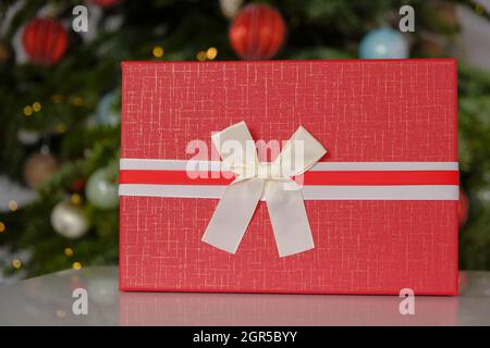 Weihnachtsgeschenke.Überraschungen und Geschenke für die Winterferien. Rote Boxen auf Weihnachtsbaum Hintergrund. Stockfoto