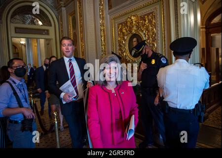 Washington, Vereinigte Staaten. September 2021. Der US-Senator Joni Ernst (Republikaner von Iowa) trifft am Donnerstag, dem 30. September 2021, bei einer Abstimmung im US-Kapitol in Washington, DC, in die Senatskammer ein. Kredit: Rod Lampey/CNP/dpa/Alamy Live Nachrichten Stockfoto