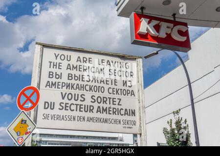 Berlin, Deutschland - 26. September 2017: Melden Sie sich in deutscher und englischer Beratung an Sie verlassen den amerikanischen Sektor von Berlin am Checkpoint Charlie unter KFC si Stockfoto