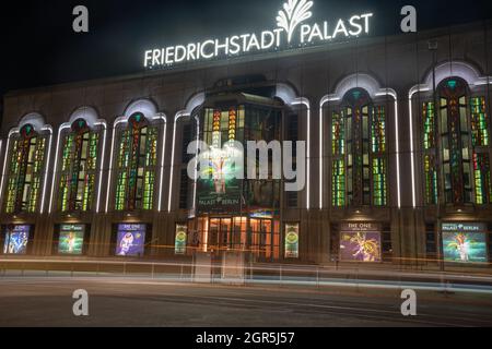Berlin, Deutschland - August 28 2017; farbenfroh beleuchtete Buntglasfenster und Neonzeichen des historischen Friedrichstädter Theaters Stockfoto
