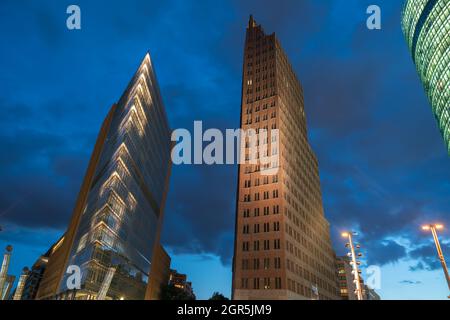 Berlin, Deutschland - August 28 2017;drei moderne Architekturstile und Formen hohe Geschäftshäuser Bahn Tower Glasvorhang und Kollhof Towe Stockfoto