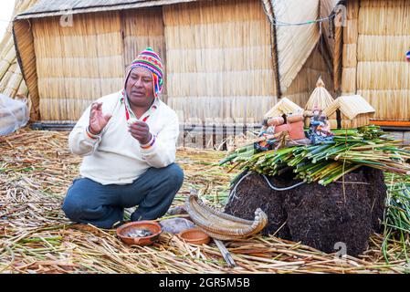 SCHWIMMENDE UROS-INSELN, PERU - 21. Jul 2015: PUNO, PERU - 18. SEPTEMBER: Guide erklärt die Kultur auf den schwimmenden Uros-Inseln in der Nähe von Puno, Peru auf SE Stockfoto