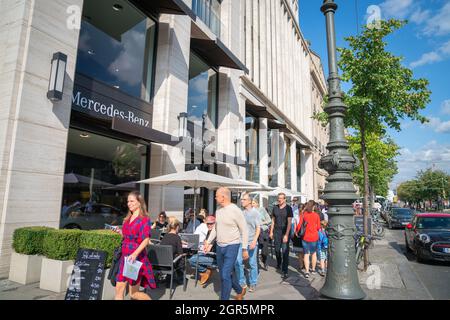 Berlin Deutschland - August 26 2017; die Menschen bewegen sich auf dem Bürgersteig an Cafés und Mercedes-Benz Showroom vorbei Stockfoto