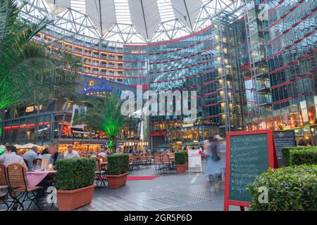 Berlin, Deutschland - August 28 2017; Innenhof des Sony Centers unter einem hohen Dach mit Theatern, Cafés, Restaurants und Geschäften Stockfoto