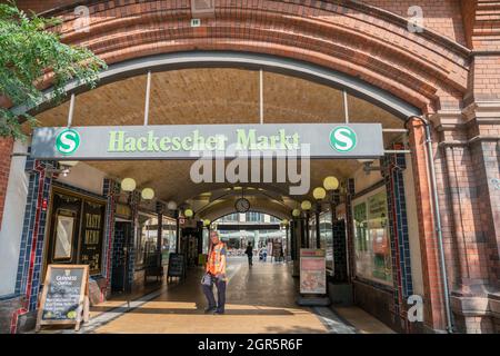 Berlin, Deutschland - August 27 2017; Mann in hoher Weste am Eingang zum beliebten Standort Hackescher Markt Stockfoto