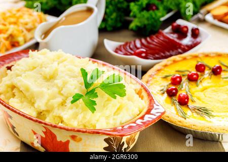 Apfelkuchen auf festlichem Tisch mit Kürbiskuchen zum Thanksgiving-Tag. Stockfoto