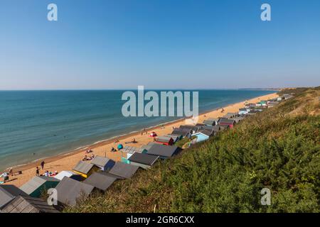 England, Hampshire, der New Forest, Milford-on-Sea, The Beach und farbenfrohe Strandhütten Stockfoto