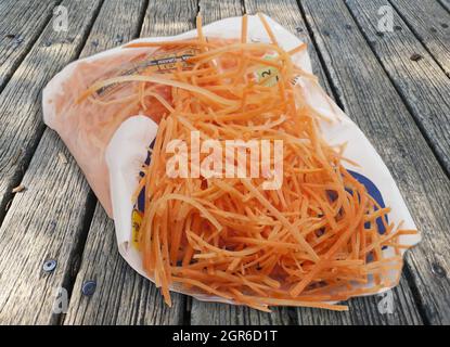 Nahaufnahme von julien Karotten auf einem Holztisch Stockfoto