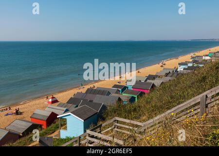 England, Hampshire, der New Forest, Milford-on-Sea, The Beach und farbenfrohe Strandhütten Stockfoto