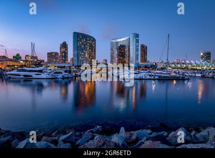 Wunderschöne Dämmerungsstimmung im Yachthafen von San Diego, mit Yachten und dem Marriott Marquis Hotel, das sich im Wasser widerspiegelt Stockfoto