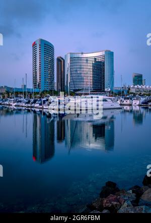 Wunderschöne Dämmerungsstimmung im Yachthafen von San Diego, mit Yachten und dem Marriott Marquis Hotel, das sich im Wasser widerspiegelt Stockfoto