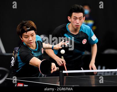 Doha, Katar. September 2021. Wong Chun Ting (R) und Doo Hoi Kem aus Hongkong (China) treten während ihrer gemischten Doppelrunde von 32 gegen Harmeet Desai und Sreeja Akula aus Indien bei den ITTF-ATTU Asienmeisterschaften 2021 in Doha, Katar, am 30. September 2021 an. Kredit: Nikku/Xinhua/Alamy Live Nachrichten Stockfoto