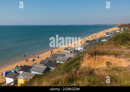 England, Hampshire, der New Forest, Milford-on-Sea, The Beach und farbenfrohe Strandhütten Stockfoto