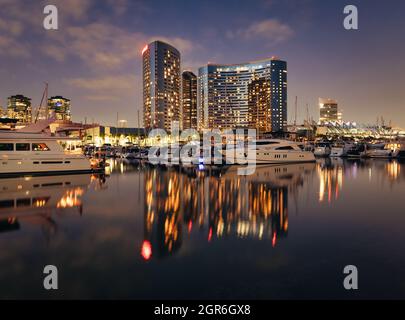 Blick über den Yachthafen von San Diego, während die Lichter und Boote des Marriott Marquis Hotels im Wasser spiegeln Stockfoto