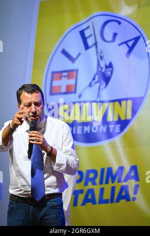 TURIN, ITALIEN - 10. Sep 2021: Ein vertikaler, flacher Fokus von Matteo Salvini, dem Vorsitzenden der italienischen Lega-Partei Stockfoto