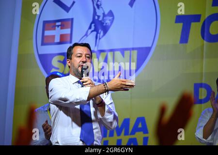 TURIN, ITALIEN - 10. Sep 2021: Matteo Salvini, Vorsitzender der italienischen Lega-Partei bei der Wahlkampfveranstaltung in Turin, Italien, konzentriert sich auf wenig Aufmerksamkeit Stockfoto