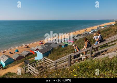 England, Hampshire, der New Forest, Milford-on-Sea, The Beach und farbenfrohe Strandhütten Stockfoto