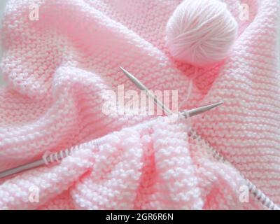 Strickprojekt - Babydecke in Bearbeitung Stockfoto