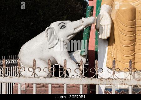 Die Statue eines Elefanten neben der Statue von Buddha in Shreenagar, Tansen, Palpa, Nepal Stockfoto