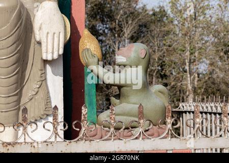Die Statue eines Affen neben der Statue von Buddha in Shreenagar, Tansen, Palpa, Nepal Stockfoto