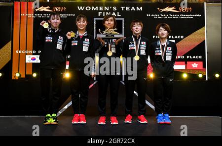 Doha, Katar. September 2021. Die Spieler Japans feiern auf dem Podium, nachdem sie das Finale der Frauenmannschaft bei den ITTF-ATTU Asienmeisterschaften 2021 in Doha, Katar, am 30. September 2021 gewonnen haben. Kredit: Nikku/Xinhua/Alamy Live Nachrichten Stockfoto