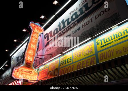 Nathan's berühmter Hot Dog Store befindet sich noch an der Ecke der Stillwell und Surf Avenues, wo er seit seiner Eröffnung im Jahr 1916 in Coney Island, Brooklyn, Stockfoto