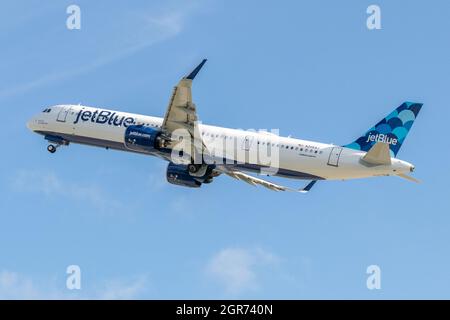 Dania Beach, FL, USA - 06-12-2021: Ein JetBlue Airbus A321, der an einem klaren Tag vom Fort Lauderdale-Hollywood International Airport abfliegt. Stockfoto