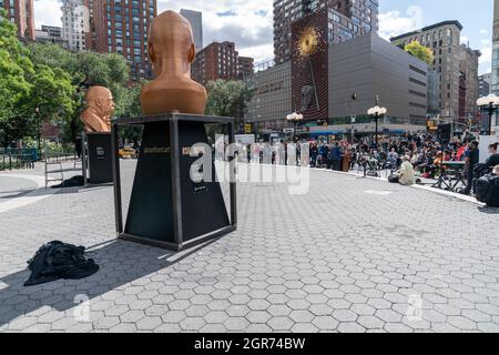 New York, NY - 30. September 2021: Atmosphäre während der Eröffnung der Ausstellung SEEINJUSTICE auf dem Union Square Stockfoto