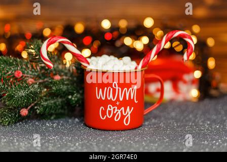 Das Konzept der Feiertage und Neujahr. Kuschelige Winterkomposition Stockfoto