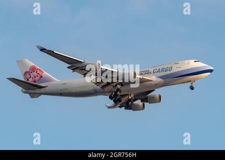 Miami, FL - USA - 27. März 2020: Ein Frachtflugzeug der Boeing 747 von China Airlines ist auf dem endgültigen Landeanflug auf dem Internationalen Flughafen Miami. Stockfoto