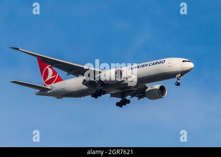 Miami, FL/USA-10/27/2019: Ein Frachtflugzeug der Turkish Air Boeing 787 ist auf dem endgültigen Anflug auf den internationalen Flughafen Miami. Stockfoto