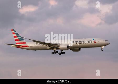 Miami, FL-USA-23. November 2019: Eine Boeing 777-323ER von American Airlines kommt am Miami International Airport an. AA bietet täglich 777-Flüge an. Stockfoto