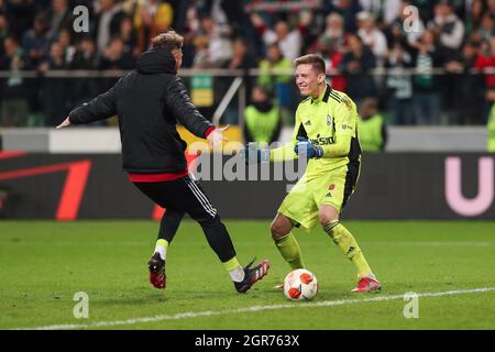 Warschau, Polen. September 2021. Torhüter Cezary Miszta (R) von Legia feiert den Sieg nach dem Gewinn des Europa League Group C Fußballspiels zwischen Legia Warschau und Leicester City in Warschau, Polen, 30. September 2021. Quelle: Adam Starszynski/Xinhua/Alamy Live News Stockfoto