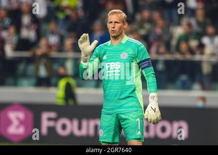 Warschau, Polen. September 2021. Torwart Kasper Schmeichel von Leicester reagiert während des Europa League Group C Fußballspiels zwischen Legia Warsaw und Leicester City in Warschau, Polen, 30. September 2021. Quelle: Adam Starszynski/Xinhua/Alamy Live News Stockfoto