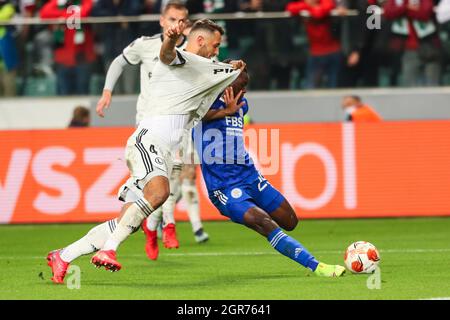 Warschau, Polen. September 2021. Mateusz Wieteska (L, vorne) von Legia tagt Patson Daka von Leicester während des Europa League Group C Fußballspiels zwischen Legia Warsaw und Leicester City in Warschau, Polen, am 30. September 2021. Quelle: Adam Starszynski/Xinhua/Alamy Live News Stockfoto